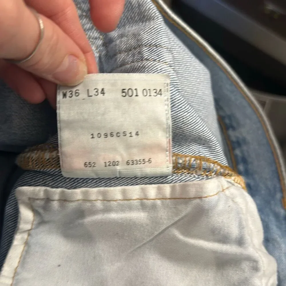 Vintage 90s Levi’s Mens 501 Straight Jeans size W36 x L34 Button‎ Fly Light Wash